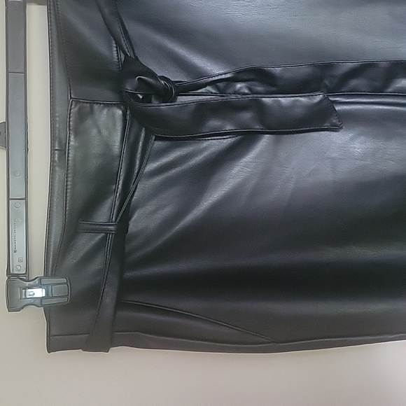 NEW! ANN TAYLOR LOFT Black Faux Leather Flat Front Pants 14T. - Picture 3 of 5